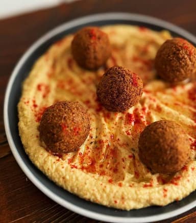 Хумус з фалафелем