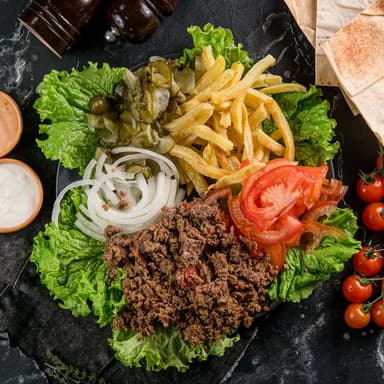 Шаурма на тарілці з телятиною